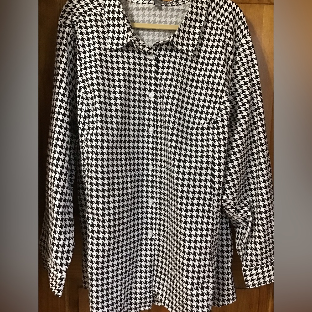 Woman’s size 36W Jessica, London, long sleeve button down top/blouse RE